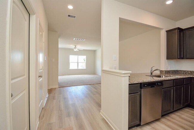 Foto del edificio - 545 Amberwood Pk Dr