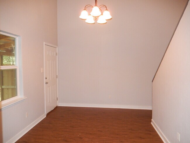 Building Photo - REMODELED 2/1 w/ Loft & Vaulted Ceilings o...