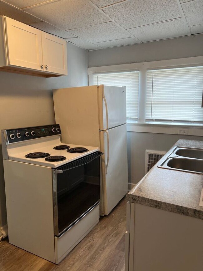 Building Photo - Two Bedroom Home Move in Ready !