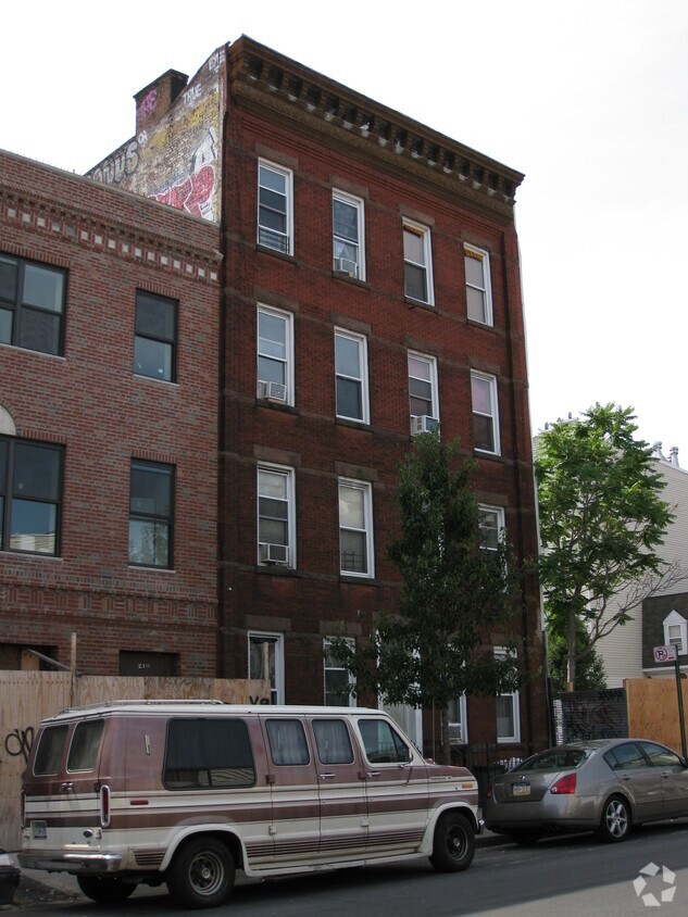 Building Photo - 208 Evergreen Ave