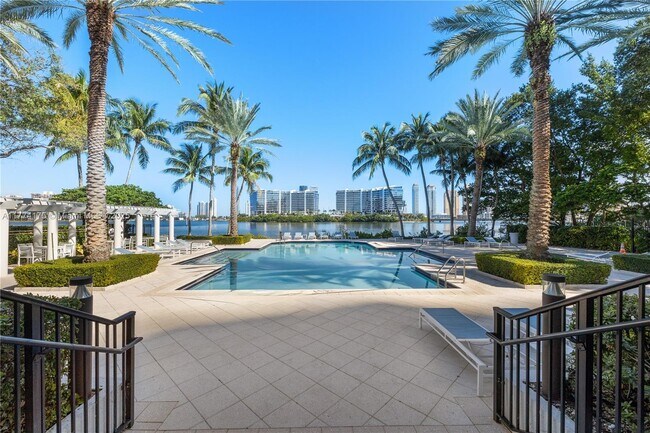 Foto del edificio - 3145 NE 184th St