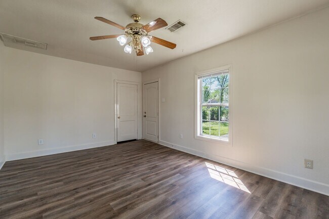 Foto del edificio - Cute two bedroom one bath (850 sf) home wi...