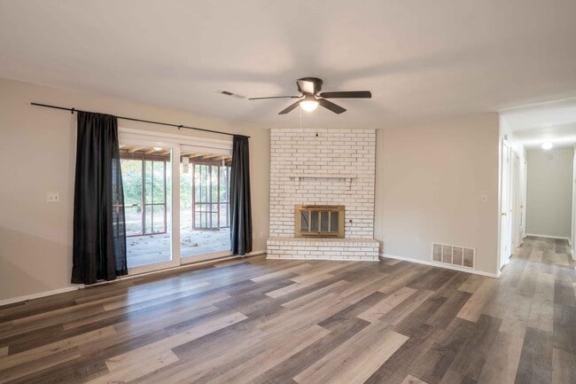 Building Photo - ***NEW LOWERED PRICE*** 3 Bed / 2 Bath / Near Tulsa Arts District / $1750