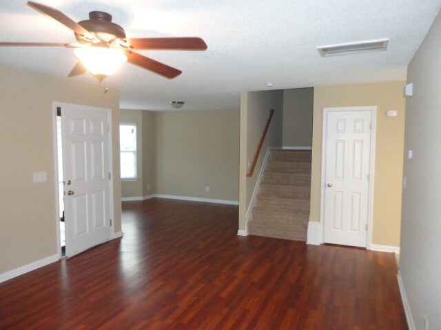 Foto del edificio - 6219 Creekbrooke Court