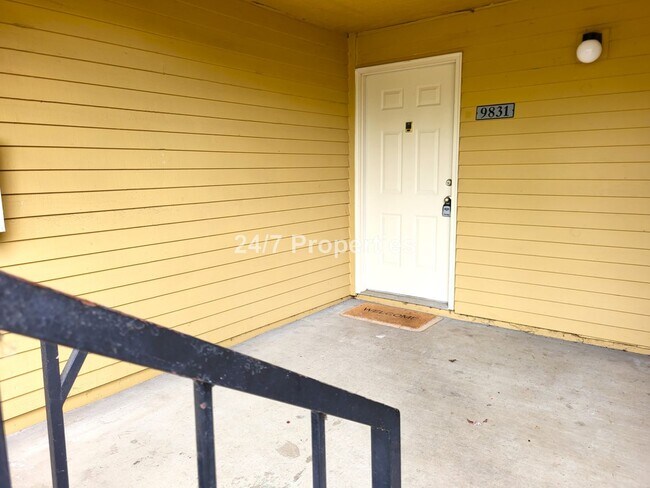 Building Photo - 1 BR | 1 BA Condo Perfectly Located in Cla...