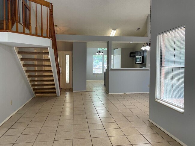 Foto del edificio - 7781 Pine Center Dr
