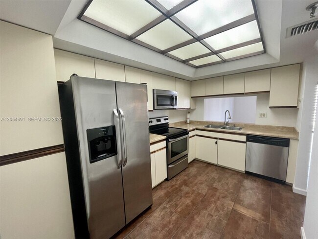 Foto del edificio - 520 Brickell Key Dr