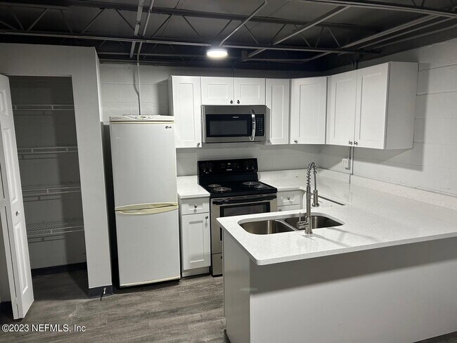 Foto del edificio - 2216 Spring Park Rd
