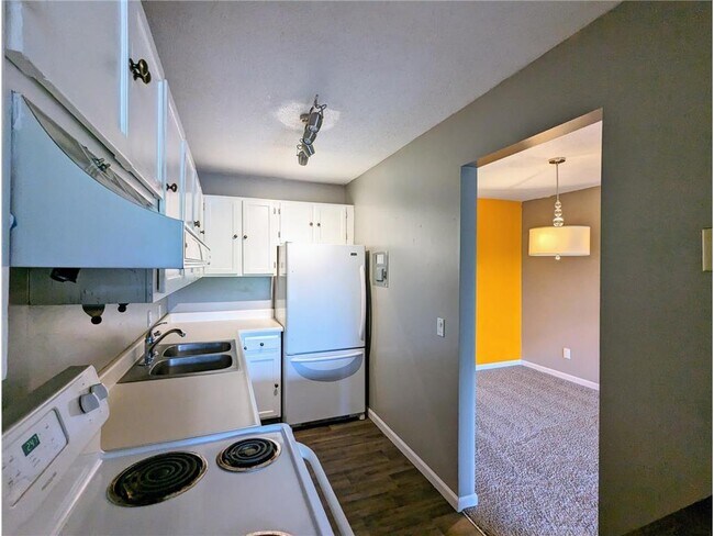 Foto del edificio - 10211 Cedar Lk Rd S