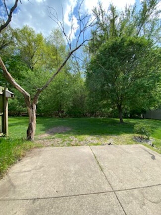 Building Photo - 2 Bedroom 1.5 Bath Home Available in Elkhart!