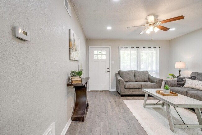 Building Photo - Spacious 3-Bed in Grand Prairie
