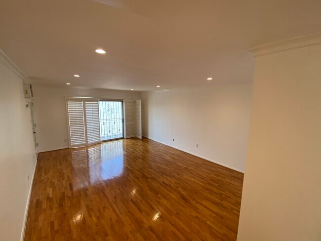 Foto del edificio - 1556 S Orange Grove Ave