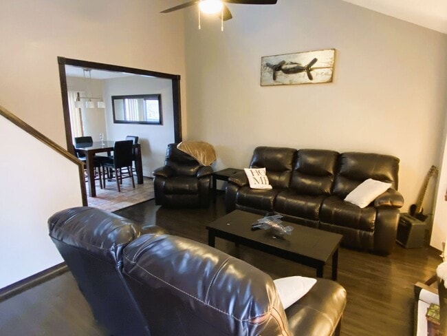 Building Photo - 4 Bedroom 3 Bath Updated West Side Home - ...