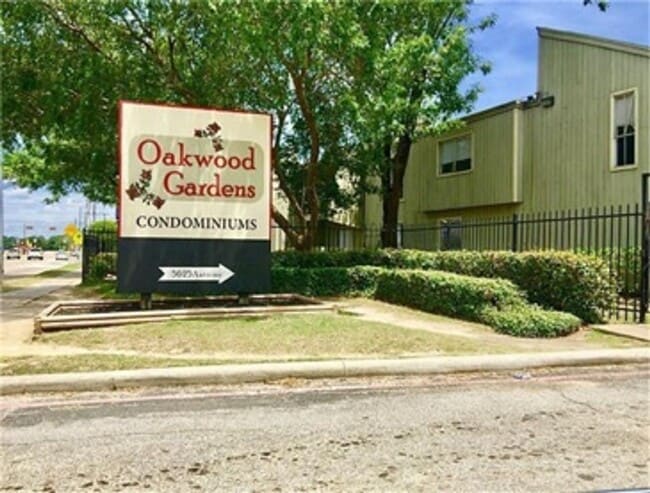 Building Photo - 2 Bedroom 2.5 Bath two story townhome