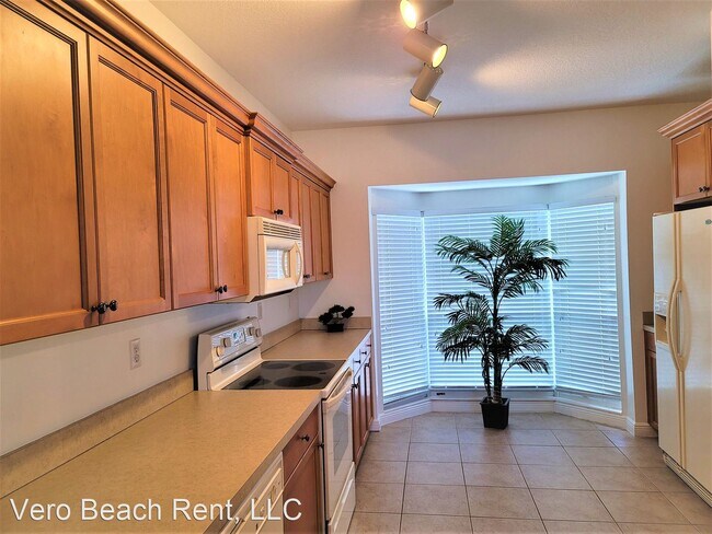 Building Photo - 3 br, 2.5 bath House - 1755 42nd Sq. #101
