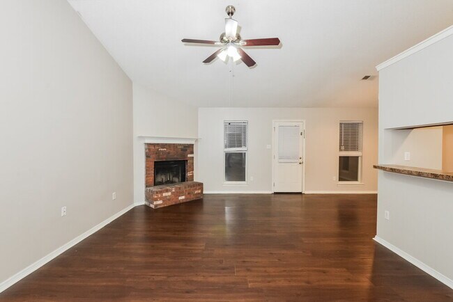 Foto del edificio - 10102 Williford Dr