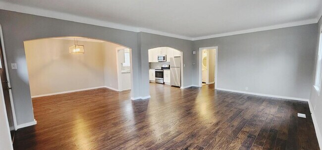 Building Photo - Beautiful Webster Groves Home in Prime Location