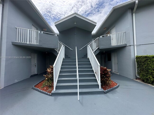 Building Photo - 1723 NE Miami Gardens Dr