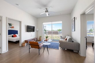 Building Photo - 633 E Main St