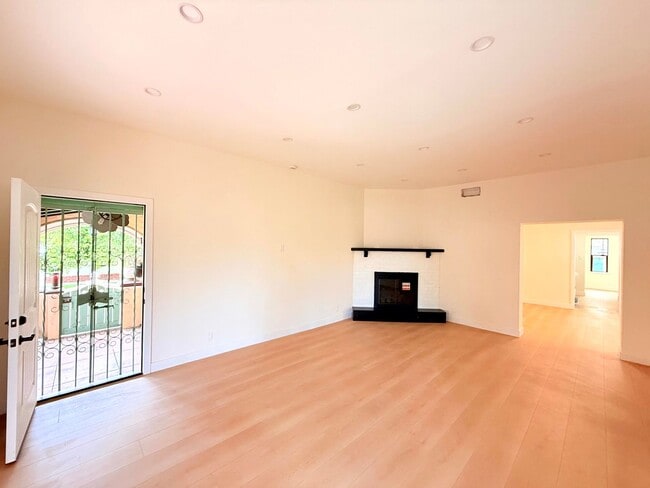 Foto del edificio - 6130 Whitsett Ave