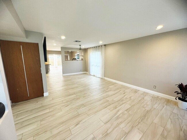 Building Photo - 321 Sandtree Dr