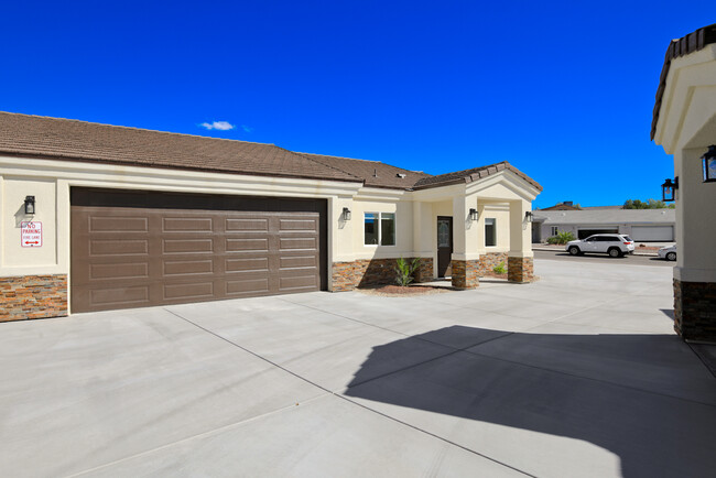 Building Photo - 1135 Rolling Hills Dr