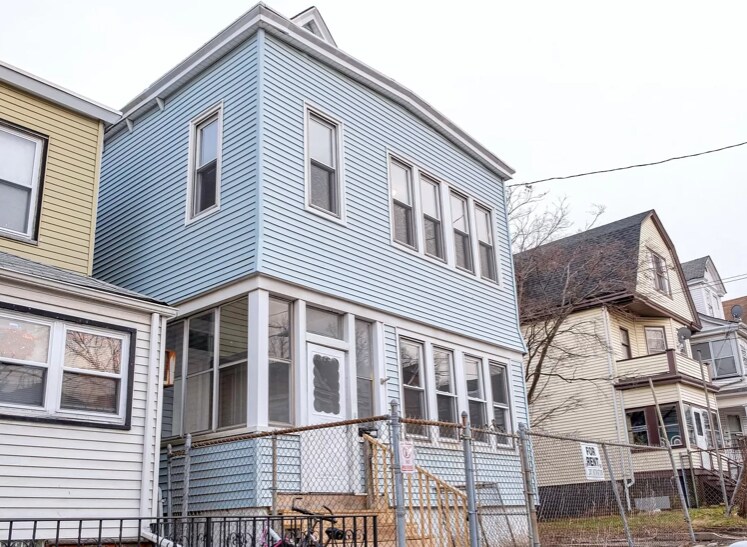 Primary Photo - 815 Parker St