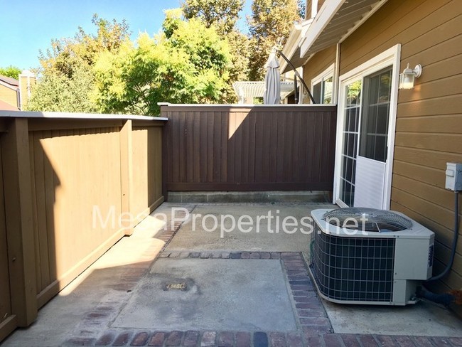 Building Photo - Gorgeous 3 Bed/2.5 Bath Condo in Claremont!