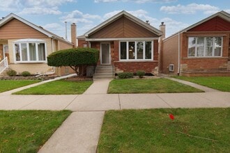 Building Photo - 5047 S Leclaire Ave