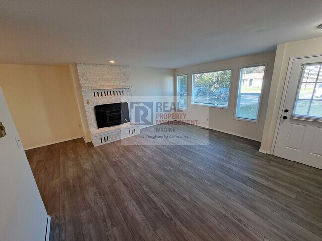 Foto del edificio - Newly Updated 3 Beds, 2 Bath Home on Quiet Street