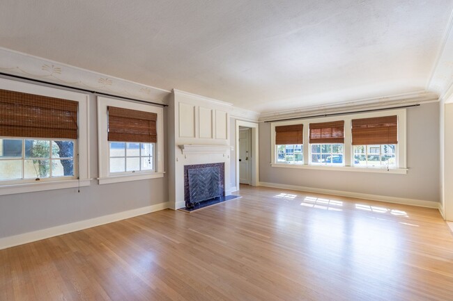 Building Photo - Gorgeous - Santa Ana House for Lease - Flo...