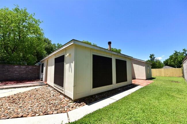 Foto del edificio - 16222 Queensdale Dr