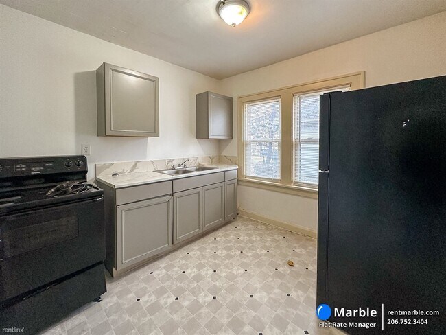 Building Photo - 3 br, 1 bath House - 4306 Buechner Ave Uni...