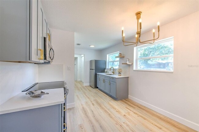 Building Photo - 2002 E Hanna Ave