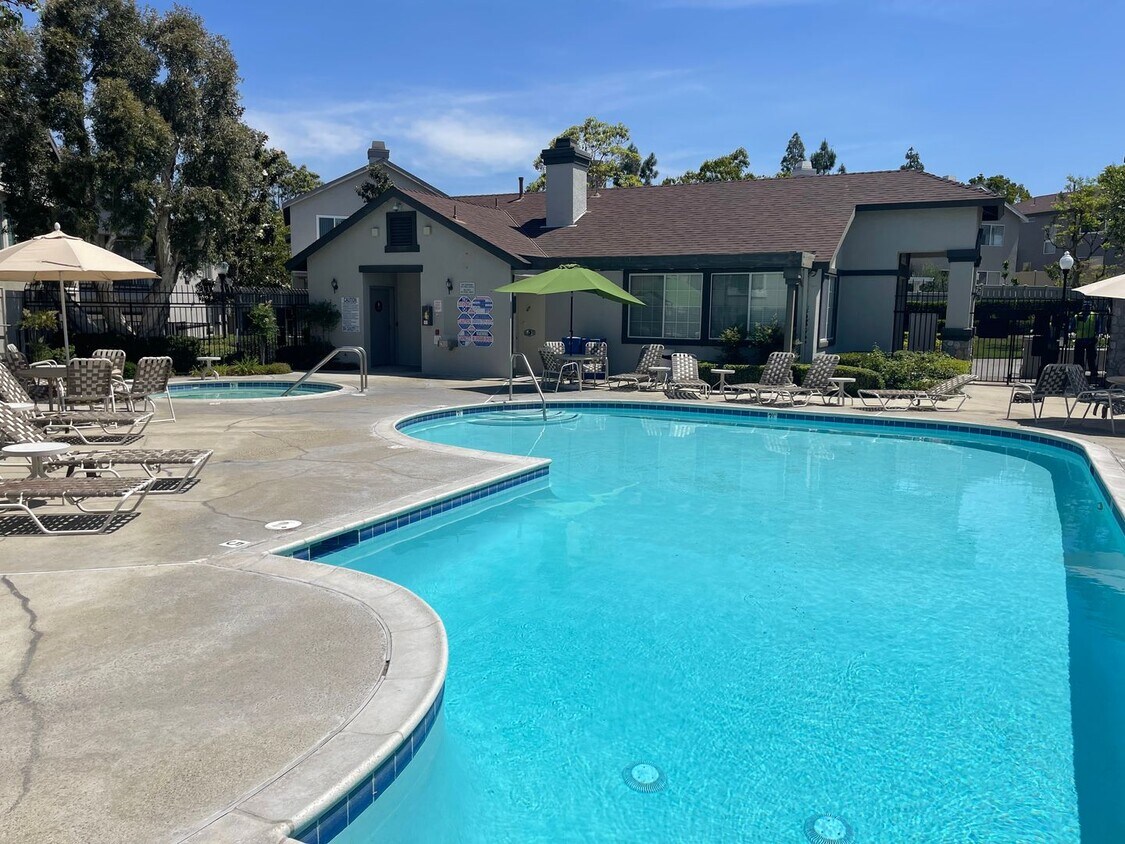 Foto principal - Spacious 4 Bedroom Townhouse Style Condo i...