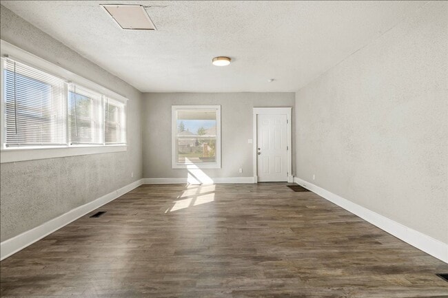 Building Photo - 617 N Parker Ave