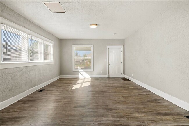 Foto del edificio - 619-619 N Parker Ave