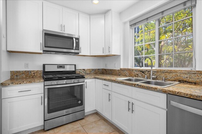 Foto del edificio - Corner lot home on a classic tree lined Beverly Hills street