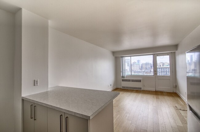 Building Photo - 3460 Rue Durocher