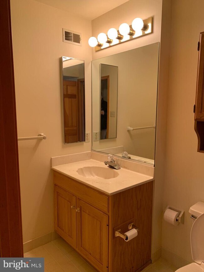 Building Photo - 837 Jefferson Way