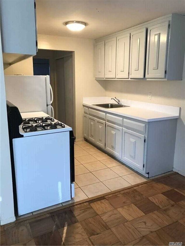 Primary Photo - 170 Jervis Ave