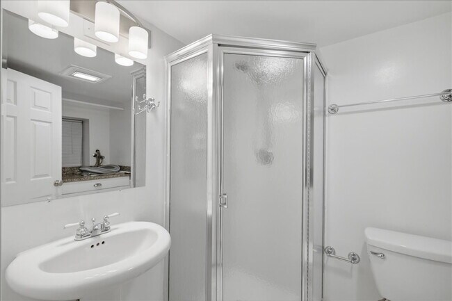 Foto del edificio - Elegant End-Unit Fairlington Villages Townhome with Private Balcony & Exceptional Community Ameni...