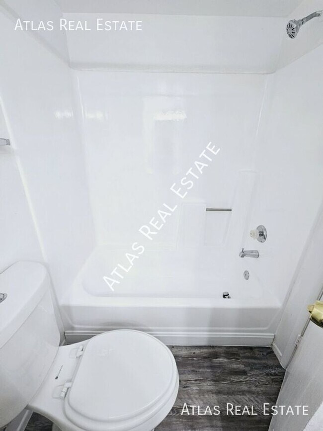 Building Photo - ONE MONTH FREE!! Great 2 bedroom NOW Avail...