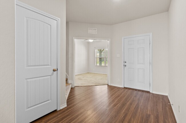 Foto del edificio - 6822 Titan Pk