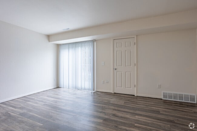 2 habitaciones, 2 baños - 1098 pies cuadrados - Sala de estar - Arrowtree Apartments
