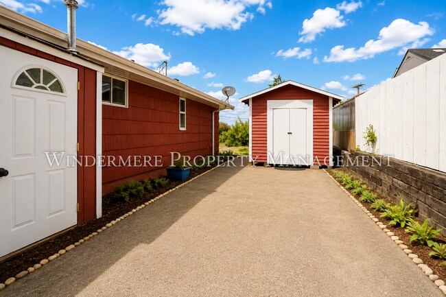 Foto del edificio - Three Bed Rambler on large fenced corner lot with patio