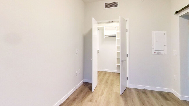 Photo du bâtiment - 3430 E Kent Av S
