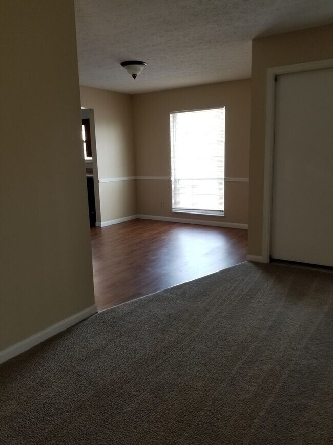 Foto del edificio - Spacious 2 bedroom 2 bath apartment with 2...