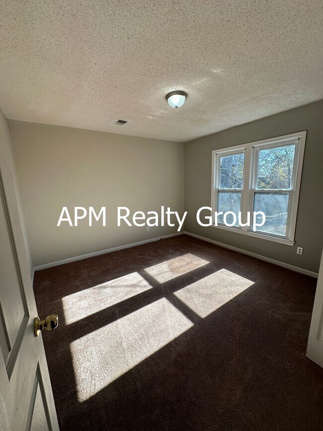 Building Photo - Rare 5 Bedroom Home