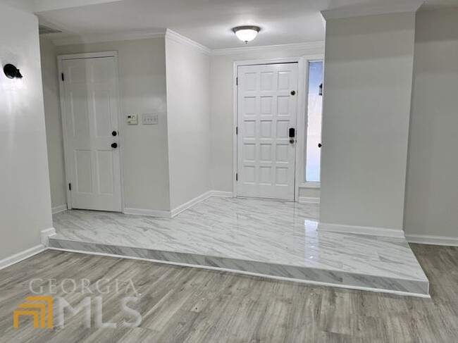Building Photo - 9985 Lake Forest Way